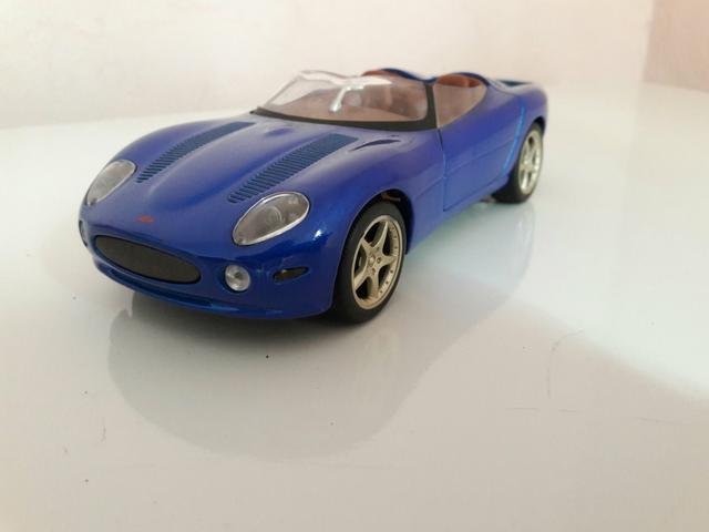Miniatura jaguar xk180 escala 1/24