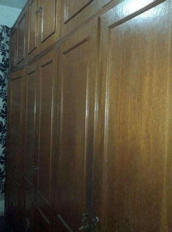 Armário colonial em madeira maciça (12 portas)