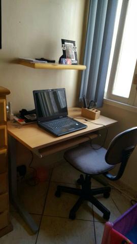 Conjunto com prateleira + mesa + cadeira