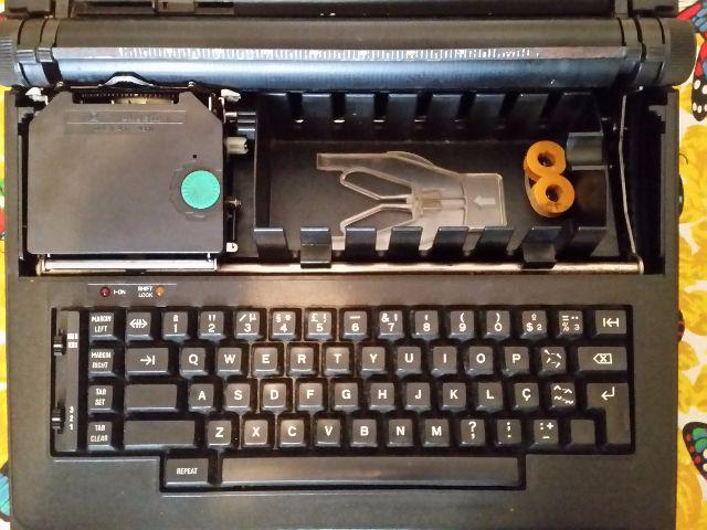 Maquina de escrever eletrica Olivetti Praxis 20