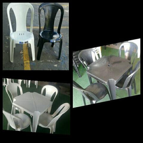 Mesa com cadeiras de plástico sembraço