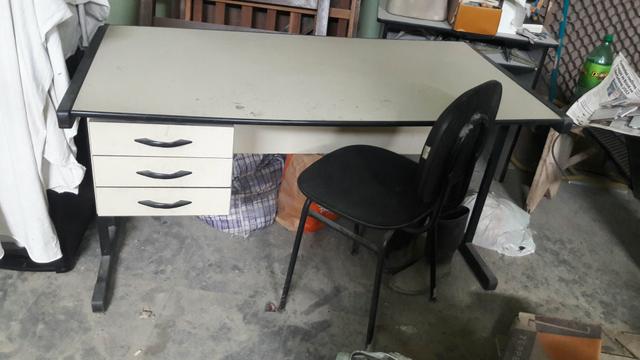 Mesa escritório com cadeira
