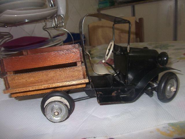 Miniatura Caminhão ford t em lata, artesanal