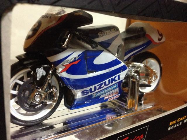 Miniatura Diecast Suzuki RGV-r 1:18 da Saico