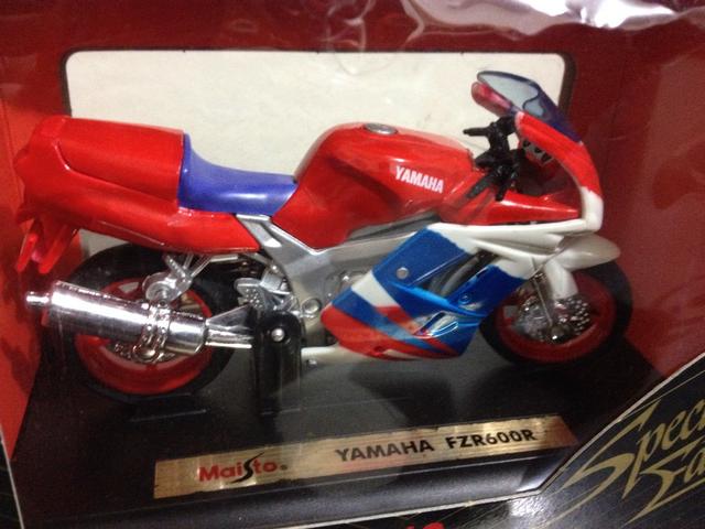 Miniatura Diecast Yamaha FZR600R 1:18 da Maisto