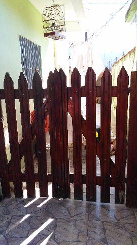 Portão de madeira só precisando de mão de verniz