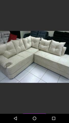 Sofá de canto com 5 assentos e almofadas removíveis.