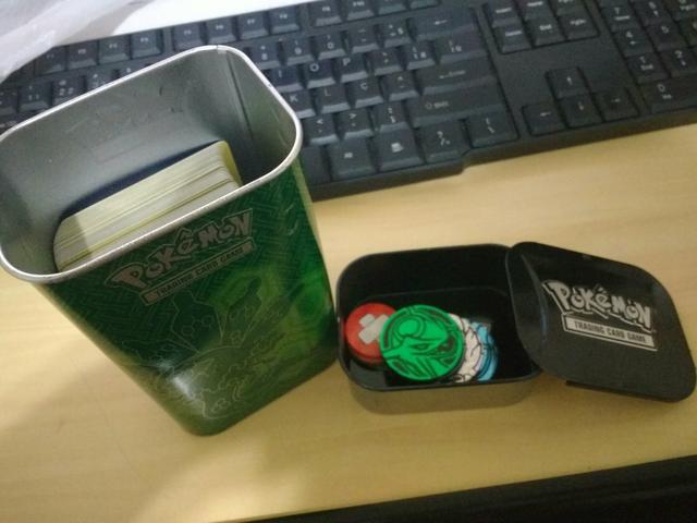 Vendo cartas de energia Pokémon na lata oficial