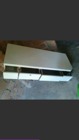 Bancada de barbearia e duas cadeiras de espera