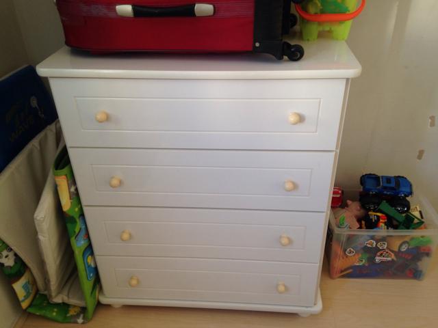 Bela cômoda da Abracadabra, branco com brilho