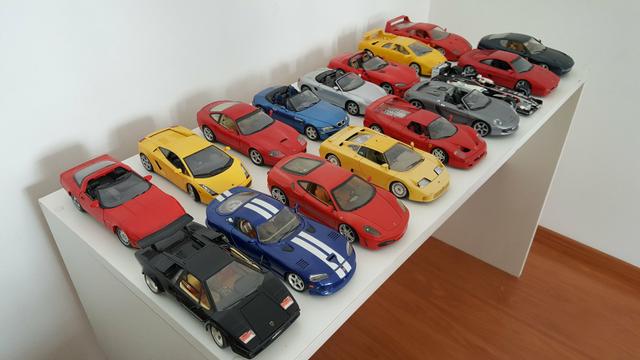Coleção de 17 carros 1:18 em estado ótimo