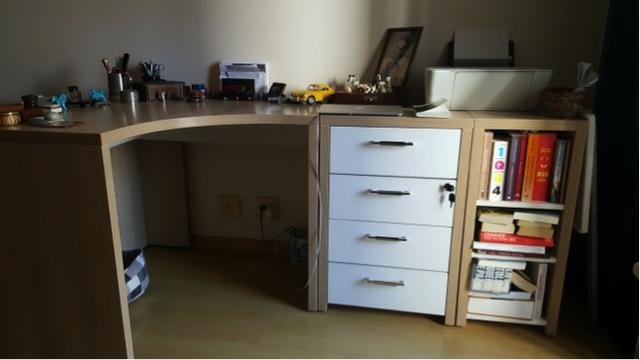 Conjunto de escrivaninha, gaveteiro e estante