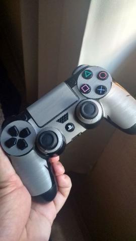 Controle PS4 original sony com skin de proteção contra