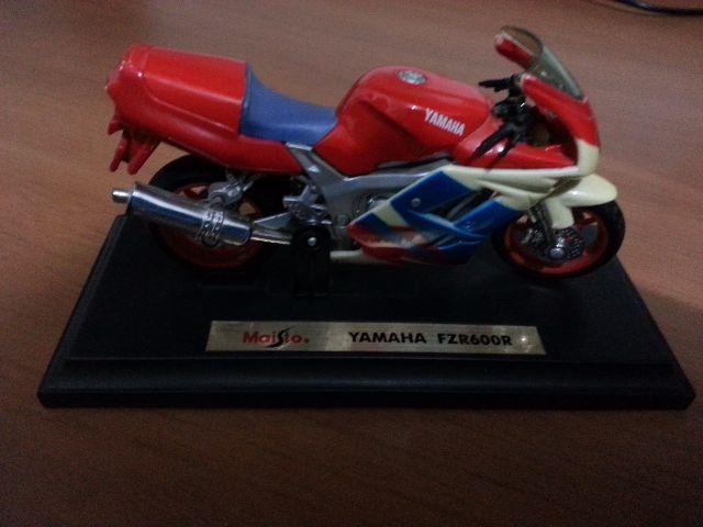 Miniatura Moto Yamaha FZR600R 1:18 Maisto