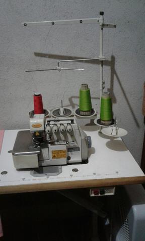 Máquina de costura interloque
