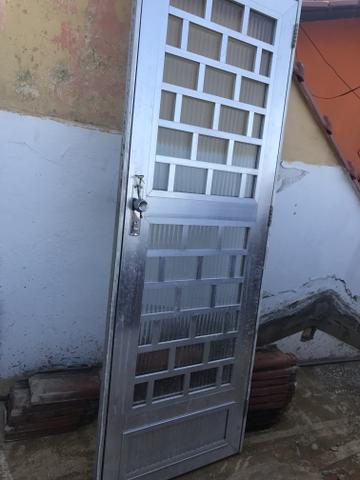 Porta em aluminio com chave
