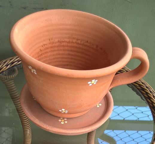 Vaso em cerâmica com prato e planta
