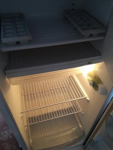 Vendo geladeira super nova dois meses de uso