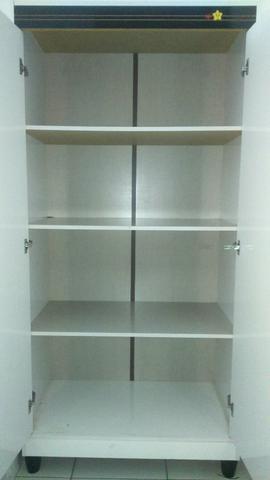 Armário com 2 portas e 4 prateleiras
