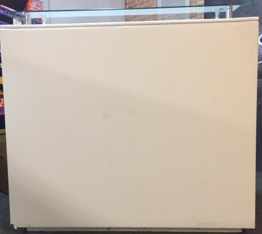 Balcão com tampa de vidro e gaveta