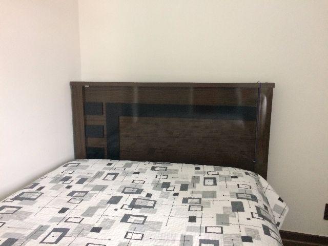 Cama em madeira marron e preta