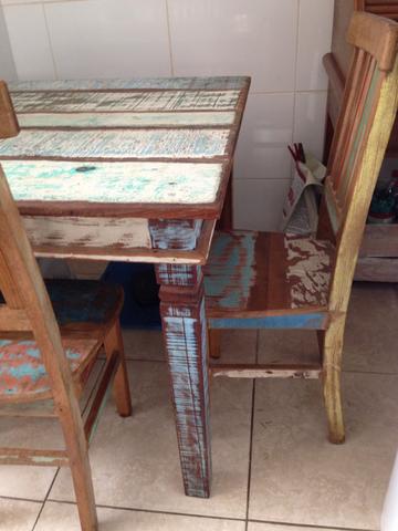 Mesa de madeira de demolição