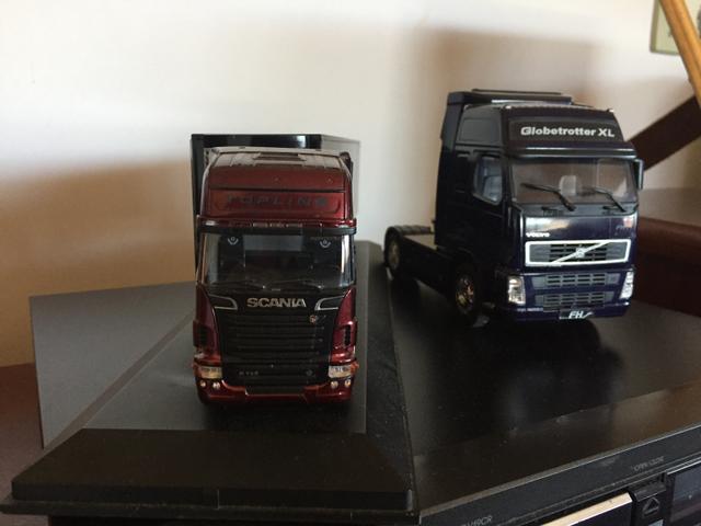 Miniatura de Caminhões Volvo e Scania