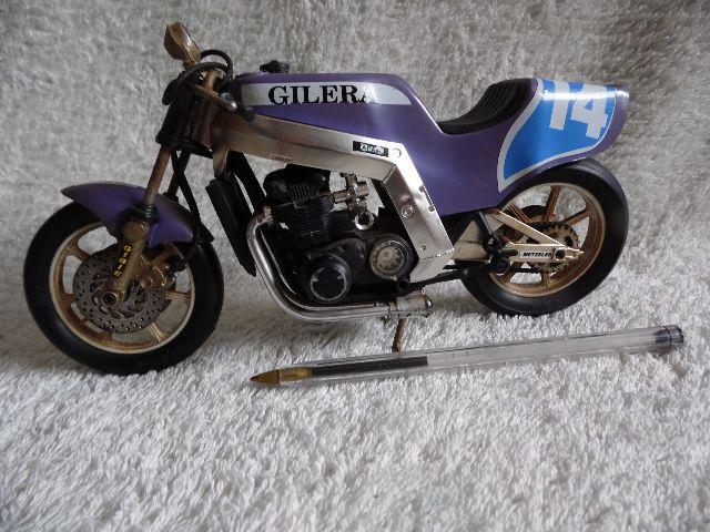 Linda moto de corrida Gilera Made in Spain 1:18 GuiToys