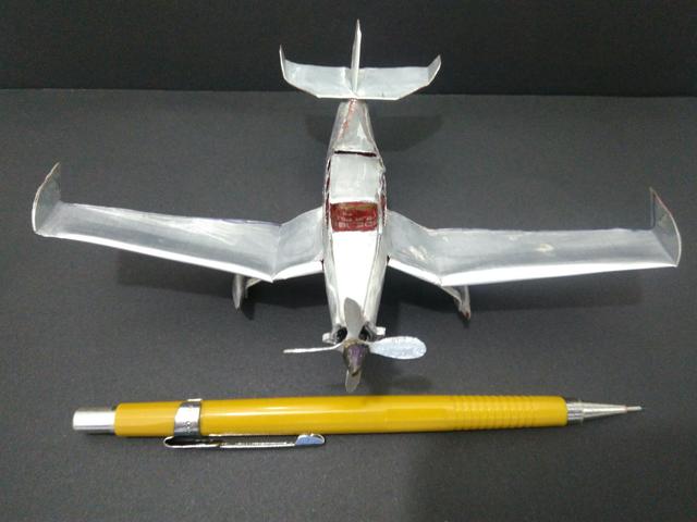 Avião miniatura em alumínio