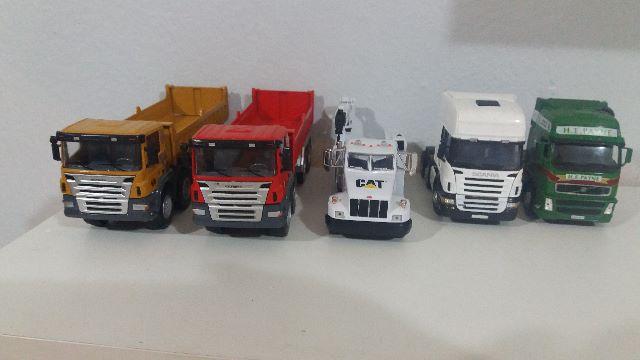 Caminhões escala 1/50