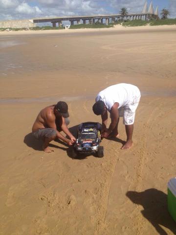 Carro controle remoto a gasolina chega a 100kl