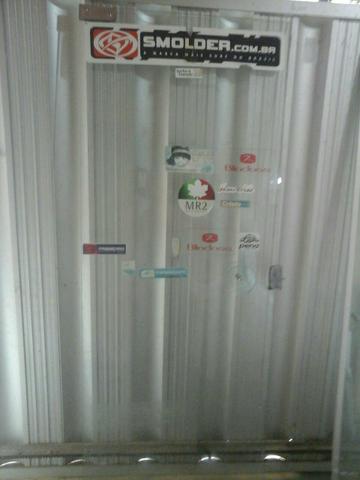 Vendo porta completa e vitrine 500 reais
