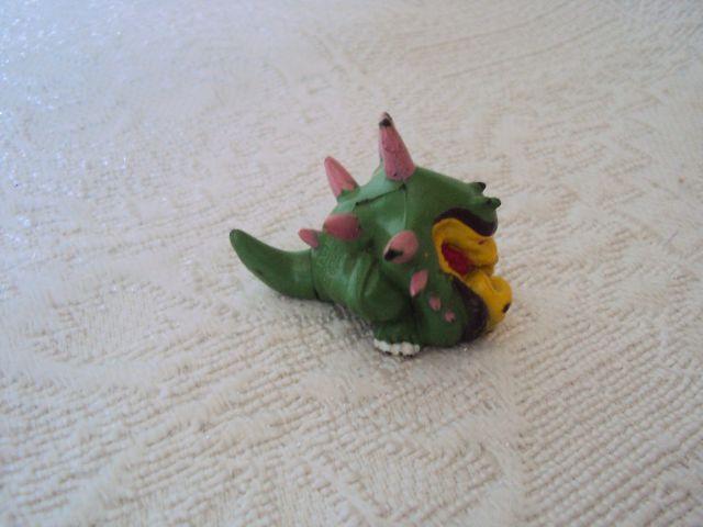 Boneco Pokemon / Digimon Verde Amarelo Rosa Tamanho 4cm