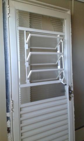 Porta de ferro de 80cm com batente