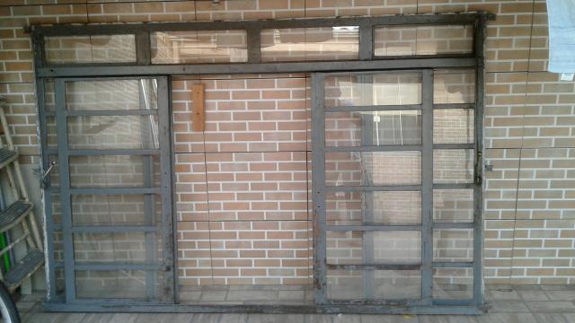 Janela de ferro maciço e janela pequena de ferro