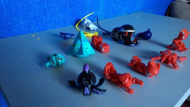 Lote de Bakugan e Beyblade