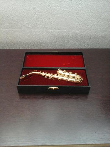 Miniatura saxofone - dourada - 18cm