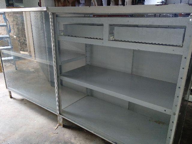 Balcão comercial de metal e vidro