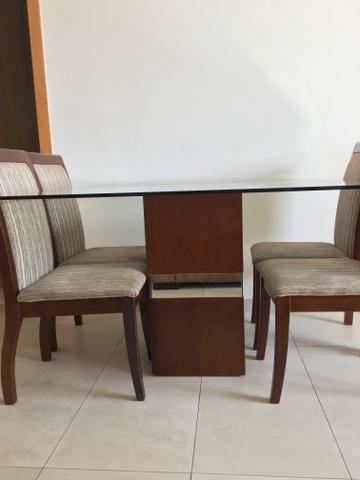 Conjunto de mesa com 4 cadeiras