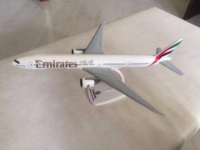 Maquete Avião Boeing er Emirates  grande