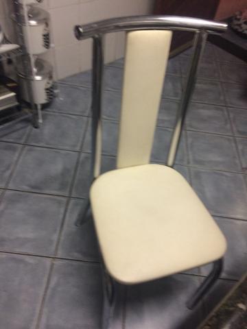 Cadeiras cromadas estofadas brancas