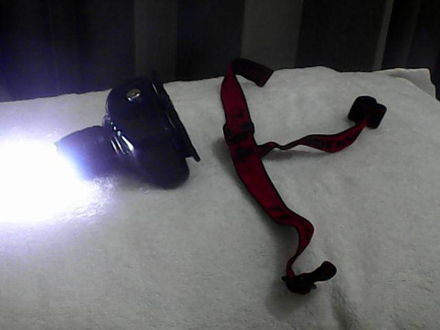 Lanterna de cabeça com foco regulavel de led