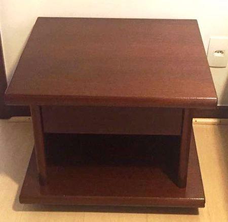 Mesa de cabeceira em mogno