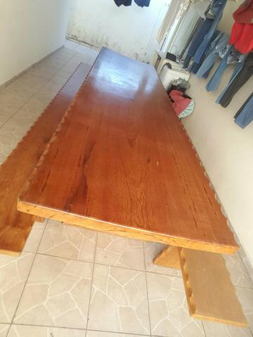 Mesa e bancos de madeira