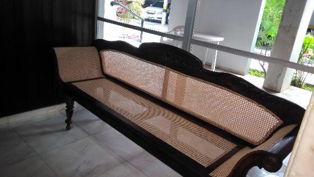 Um sofá de jacarandá já empallhado e encerado