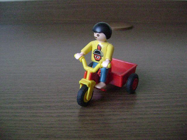 Menino com triciclo Playmobil