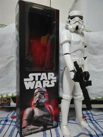 Boneco stormtrooper clássico Star Wars.