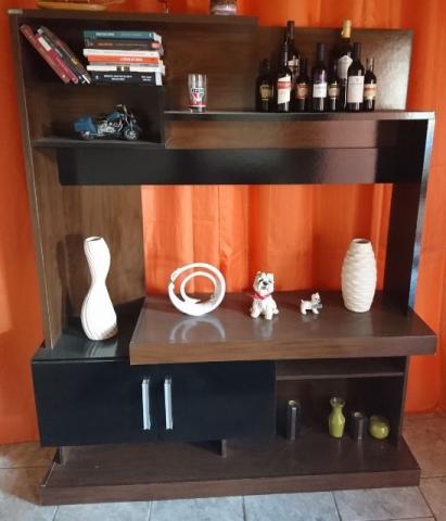 Estante para sala de estar fabricada em MDF