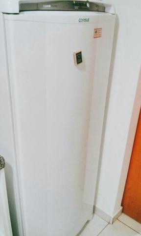 Geladeira Frost Free de boa qualidade e em bom estado.