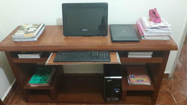 Mesa p computador e escrivaninha de madeira R$ 350